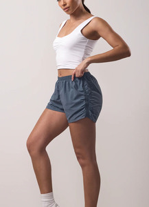 กางเกงวิ่งขาสั้นผู้หญิงสีน้ำเงินกรมท่าคุณภาพสูง โลโก้สั่งทำพิเศษ เอวยางยืด ผ้าไนลอนน้ำหนักเบา เหมาะสำหรับออกกำลังกายและโยคะ - Product Image 4