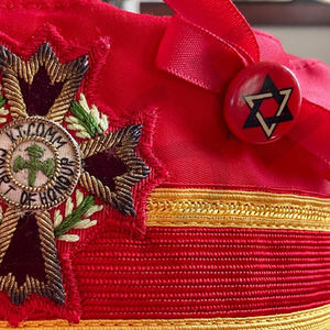 หมวกเมสันสีแดงพร้อมขอบสีทองและปักลายกางเขน - Product Image 4