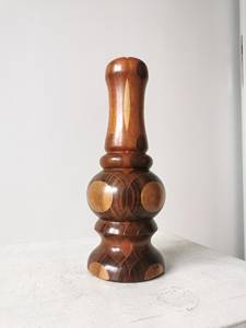 Vase en bois artisanal pas cher avec une élégante veine naturelle pour des arrangements décoratifs et des occasions de cadeaux - Product Image 1