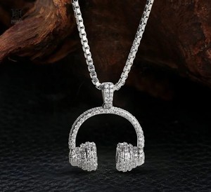 Pendentif Casque de Luxe Entièrement Sertie de Diamants, Collier Thème Musical Personnalisé pour Hommes, Fournisseur de Bijoux Bling en Gros - Product Image 4