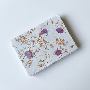 Feuilles de papier artisanal en coton infusé de pétales de fleurs de luxe, écologiques et recyclées, pour invitations de mariage et projets DIY - Product Image 1