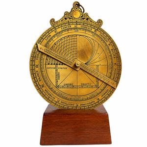 Astrolabio de Latón Vintage con Base de Madera, Instrumento Astronómico Antiguo, Decoración Náutica para Escritorio - Product Image 1