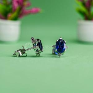 Boucles d'oreilles en diamant de qualité supérieure, design raffiné, diamants de laboratoire, taille ovale, en or blanc 18 carats pour femmes, provenance Inde. - Product Image 3