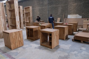 Armoire de salon minimaliste en teck massif avec porte à panneau plat, meuble de rangement écologique et durable pour hôtel et appartement - Product Image 6