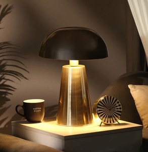 Lámpara de Mesa con Base Cónica y Domo Metálico Dorado |   Base para Bombilla E26/E27 |   Lámpara de Escritorio de Diseño Asiático Simple para Hotel |   Iluminación para el Hogar de Lujo Medio - Product Image 3