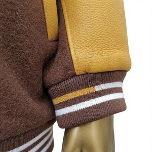 เสื้อแจ็คเก็ต Letterman Varsity แบบคลาสสิกสำหรับทุกเพศ ทูโทน คอตั้ง โลโก้ด้านหน้า ตัวเสื้อทำจากผ้าขนสัตว์สีน้ำตาล แขนเสื้อสีเหลืองมัสตาร์ด - Product Image 3