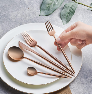 Magnifique ensemble de couverts dorés mats, design minimaliste élégant, belles poignées blanches, qualité supérieure, disponible au prix de gros. - Product Image 6