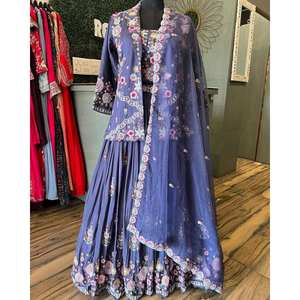 Ensemble Koti-Lehenga Choli Dupatta fait main par un créateur, coupe trapèze, en tissu organza à imprimé floral, style tenue de soirée avec taille naturelle - Product Image 3