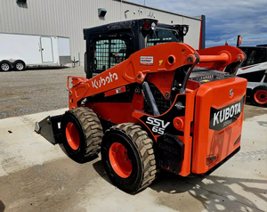 Cargadora Compacta Kubota SSV65 con Ruedas y Cucharón para Trabajos Agrícolas, Construcción y Manejo de Materiales - Product Image 2