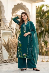 Conjunto de Kurta y Palazzo de Corte Recto Estilo Pakistaní de Seda Romana Regal con Dupatta de Georgette Bordada, Ropa Étnica - Product Image 4