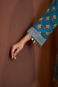 Conjunto de Kurta y Palazzo de crepé azul verdoso bordado con dupatta para mujer, ropa étnica disponible para compra al por mayor. - Product Image 6