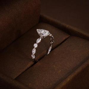 Anillo de Compromiso con Diamante Corte Pera y Piedras Laterales Marquise y Redondas en Oro Blanco, Anillo de Promesa Inspirado en la Naturaleza para Mujeres Elegantes - Product Image 2