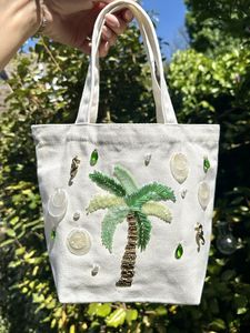 Sac fourre-tout brodé artisanal avec des perles décoratives détaillées - Product Image 3
