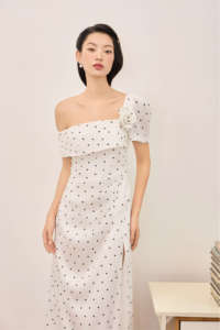 Robe pour femme KD77 Maxi SKY LIGHT, épaules dénudées, col asymétrique, tissu satiné à pois, robe à une épaule à pois - Product Image 4