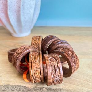 Encantador anillo de servilleta de madera que agrega un toque sofisticado al arreglo de la cena con un tono neutro para un estilo versátil. - Product Image 4