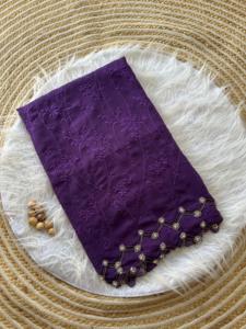 Sari de seda georgette pura con bordado de hilo de viscosa y ribete hecho a mano con una hermosa blusa de seda cruda. - Product Image 3