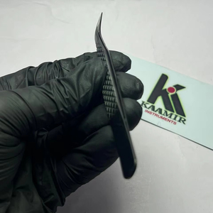 Pince à cils professionnelle Kaamir en acier inoxydable courbé noir, anti-magnétique, haute précision, pour volume intense - Product Image 2