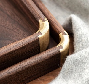 Bandeja de Servicio Ecológica de Madera de Nogal de Grado Comercial con Esquinas de Latón, Diseño Rústico para Catering, Cocina y Servicio de Té - Product Image 3
