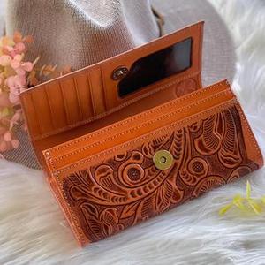 Magnifique portefeuille long à plusieurs compartiments pour femmes, en cuir véritable 100%, couleur marron, avec des motifs floraux sculptés à la main, attrayant et élégant. - Product Image 2
