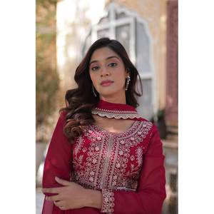 Vestido de noche de diseñador para fiestas Trabajo de perlas bordadas para un aspecto elegante - Product Image 4