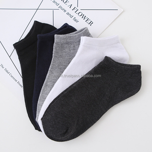 Chaussettes unisexes tendance à motifs avec un design tricoté coloré, tissu élastique confortable et portées toute l'année, parfaites - Product Image 1