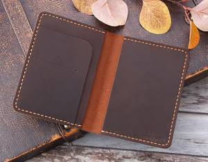 Funda de Pasaporte de Cuero Genuino con Nombre Personalizado Grabado con Láser, con Cierre de Cremallera, 5 Pulgadas, Marca Artha - Product Image 1