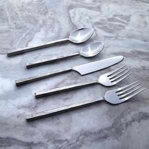 Venta al por mayor al aire libre plata pulida restaurante cubiertos de acero inoxidable diseño sólido reutilizable la calidad fina tenedor cuchillo cuchara conjunto - Product Image 4