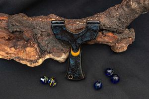 Tirachinas de madera personalizado con acabado efecto llama naranja y detalles negros, diseño ergonómico para uso en exteriores - Product Image 3