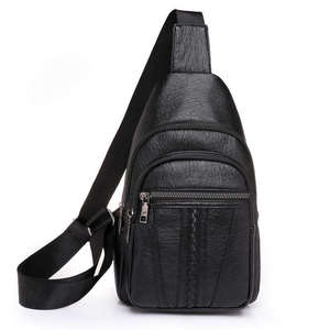 Sac bandoulière messager en polyester imperméable de qualité supérieure avec imprimé décoratif pour hommes et femmes - Product Image 3