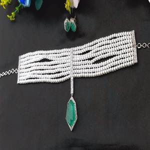 Ensemble collier et boucles d'oreilles élégants de qualité supérieure en laiton plaqué argent avec perles et zircon, collection pour mariage - Product Image 2