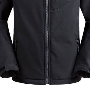 Chaqueta softshell con comodidad avanzada y sensación ligera. Te protege sin restringir el movimiento. - Product Image 6