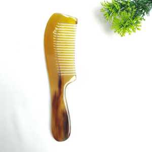 Peigne artisanal moderne élégant à texture corne, forme naturelle, base élégante, accessoire quotidien unisexe, écologique, imperméable - Product Image 3