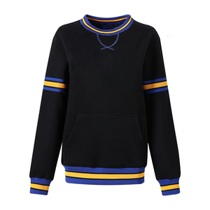 Sweat-shirt à col rond en chenille noire SGRho pour femme, personnalisé avec des lettres grecques brodées, vêtement à col rond noir - Product Image 1