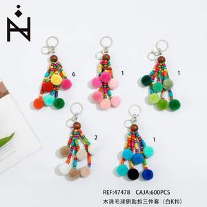 Juego de tres llaveros de madera con bolas de lana blanca para llaves - Product Image 1