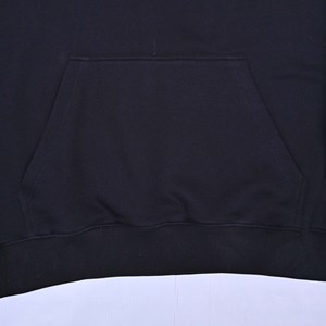Sudadera con Capucha Negra Signature para Hombre, Corte Regular, Algodón French Terry, Estilo Casual, Logotipo Grabado en Relieve en la Parte Delantera, Diseño con Bolsillo - Product Image 4