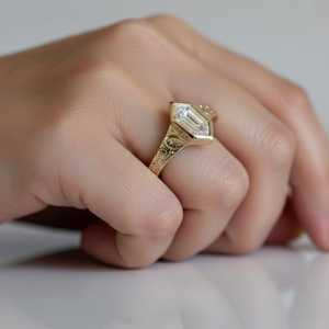แหวนเพชรทรงหกเหลี่ยม 2 กะรัต ฝังแบบ Bezel Set ทองคำขาว 14K แกะสลักลายอาร์ตเดโคด้วยมือ แหวนแต่งงาน แหวนหมั้นแบบพิเศษ - Product Image 2