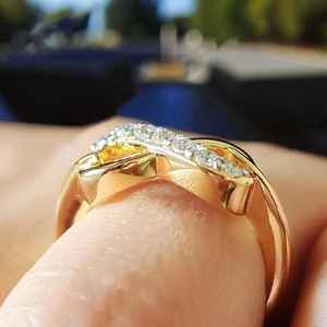 Anillo Infinito con Moissanita Redonda, Anillo de Compromiso Delicado en Oro Sólido de 14K, Anillo de Promesa Minimalista, Regalos Únicos para Novia - Product Image 4