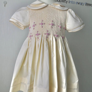 Vestido de Satén Crema con Bordado Floral y Mangas Abullonadas para Niñas, Cuello Peter Pan, Venta al por Mayor de Boutique Infantil - Product Image 1