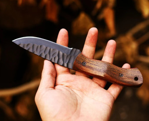 Couteau de chasse forgé à la main avec revêtement en poudre, manche en bois de rose, lame fixe, couteau à dépecer avec étui en cuir, vente en gros - Product Image 2