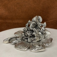 Meilleur cadeau Main implorée Métal Fleur Feuille Ganesh Réglage Statue Pour La Décoration Intérieure Bureau Bureau Mariage retour cadeau indien diwali cadeaux