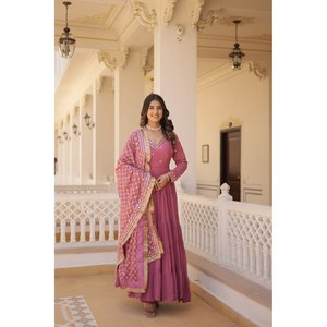 Vestido de Fiesta Lehenga Choli de Seda de Diseñador con Elegante Bordado - Product Image 6