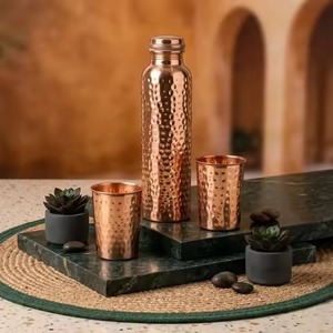 Regalos: Botella de agua de cobre con 2 vasos de vidrio martillado, diseño minimalista, tapas incluidas. - Product Image 1