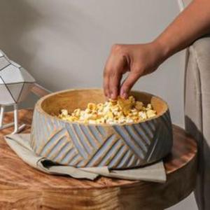 Cuenco de madera rústico de gran capacidad para servir en fiestas, catering y reuniones, que ofrece una hermosa presentación de alimentos. - Product Image 4