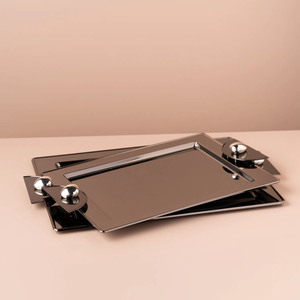 Ensemble de plateaux de service rectangulaires élégants en argent, avec finition miroir polie et accents de poignées demi-circulaires noires distinctives - Product Image 4