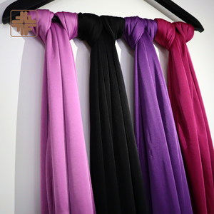 ฮิญาบผ้าซาตินโพลีเอสเตอร์ลายทึบที่นิยมในมาเลเซียผู้จัดจำหน่ายมืออาชีพ - Product Image 3