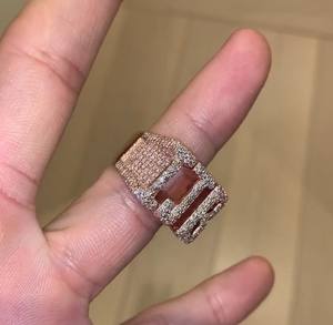 Anillo de Lujo Personalizado con Nombre y Letra en Estilo Hip Hop, con Micro Pavé de Moissanita y Baño de Oro - Product Image 3