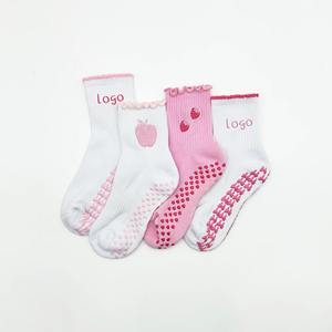 Calcetines Deportivos Personalizados con Logotipo, Antideslizantes, Transpirables, Ecológicos, con Diseño de Mini Corazón Rosa y Blanco, para Yoga, Pilates y Gimnasio - Product Image 1