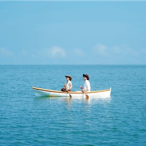 Bateau à rames en bois Whitehall de 12 pieds avec renfort en gelcoat, double siège sécurisé pour 2 personnes, idéal pour la pêche et les aventures estivales (375Lx104Wx68H) - Product Image 3