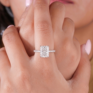 Bague de fiançailles solitaire élégante en diamant de laboratoire taille radiant avec micro-pavé rond, en or massif, pour votre femme - Product Image 3