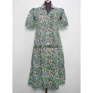 Robe midi élégante et moderne pour le bureau ou les soirées, coupe trapèze, col en V, manches courtes, imprimé floral, en coton tricoté, faite à la main, respirante, décontractée - Product Image 1